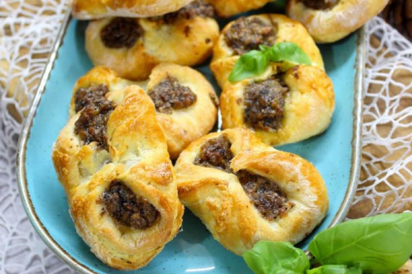 Drożdżowe rożki z farszem pieczarkowo-serowym