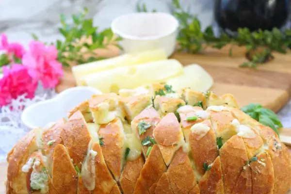 Zapiekany chleb z żółtym serem – HIT każdej imprezy!