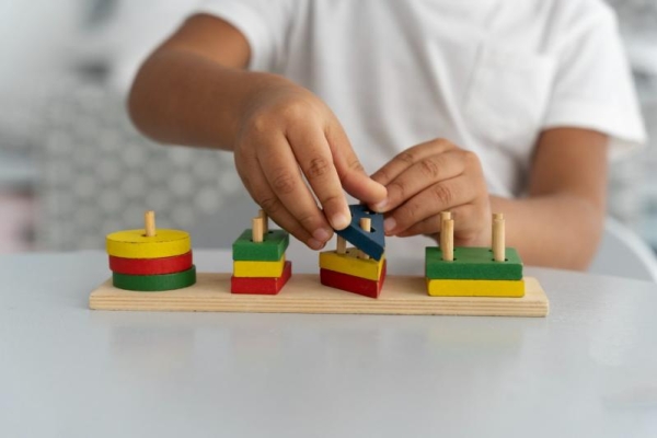 Zabawki manipulacyjne dla dzieci – czym są i czy warto?