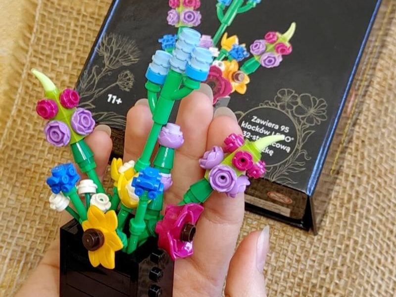 Lego Botanicals. Miniaturowy bukiet kwiatów