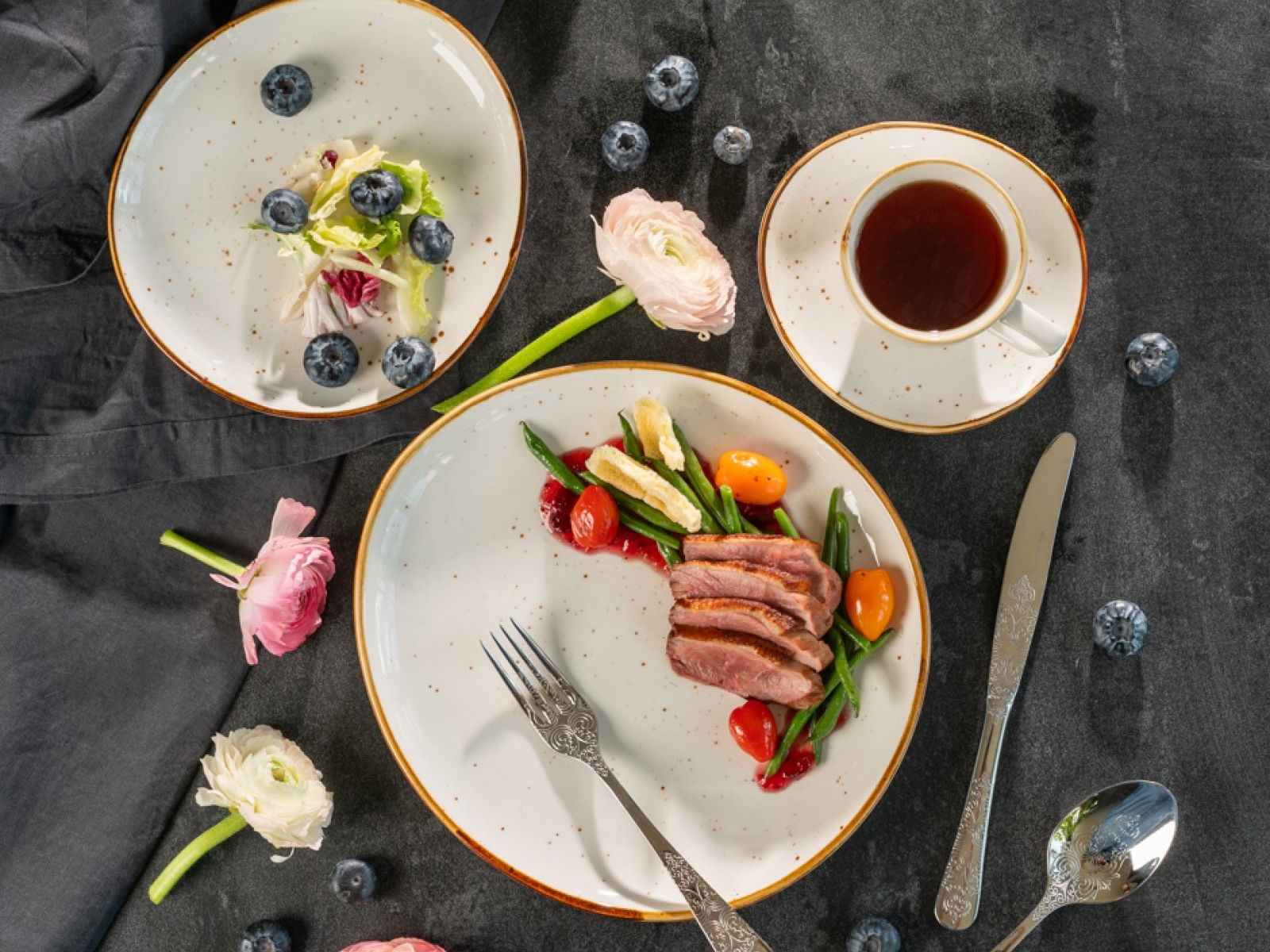 Zastawa stołowa do zdjęć kulinarnych – jak poprawić food styling w domu?