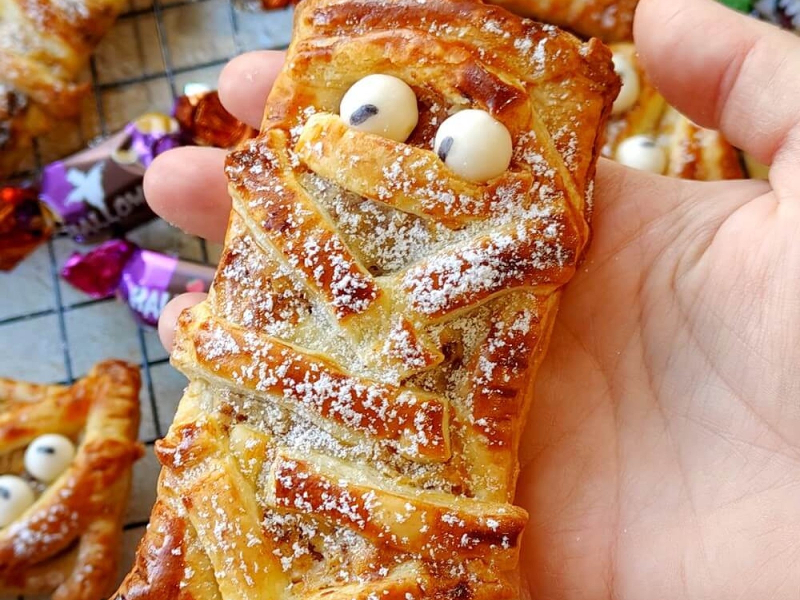 Słodkie mumie z ciasta francuskiego – szybki deser na Halloween