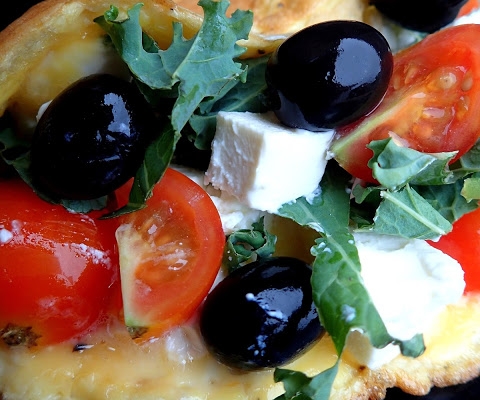 Omlety z sałatką grecką – wysokobiałkowe danie z porcją warzyw.