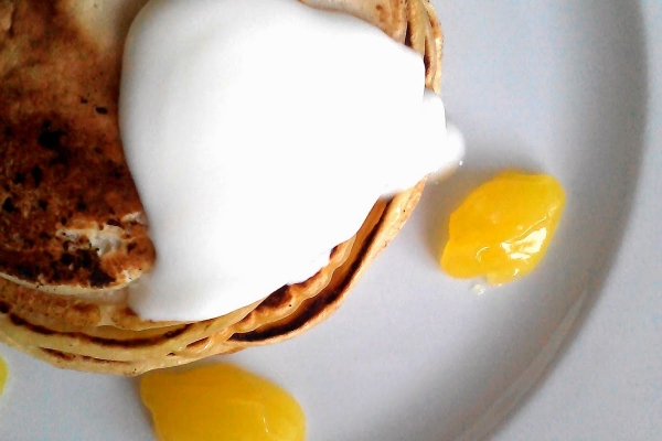 Pancakes z lemon curd i jogurtem – orzeźwiający letni obiad