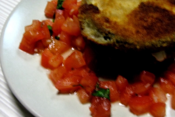 Bakłażan zapiekany z mozzarellą na pomidorkach concasse – wyjątkowe danie na przystawkę.