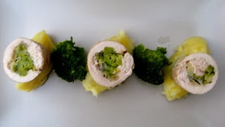 Roladki drobiowe z brokułami i serem gorgonzola.