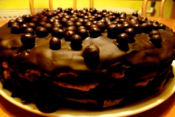 Tort z nalesników czekoladowych