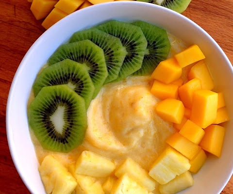 Smoothie bowl z mrożonych bananów, mango i ananasa. Uczta dla oczu oraz podniebienia + dodatkowe spalanie kalorii.