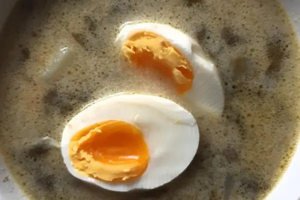 Szczawiowa z jajkiem, czyli sezonowa zupa, która nie wszystkim przypada go gustu