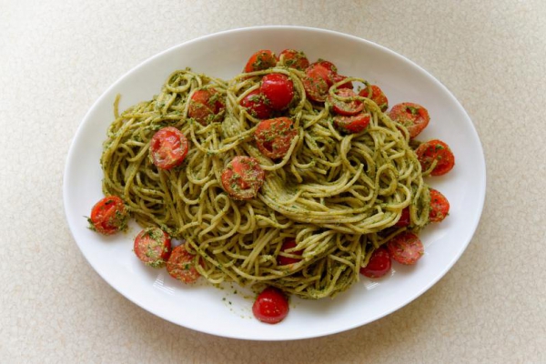 Spaghetti z zielonym pesto