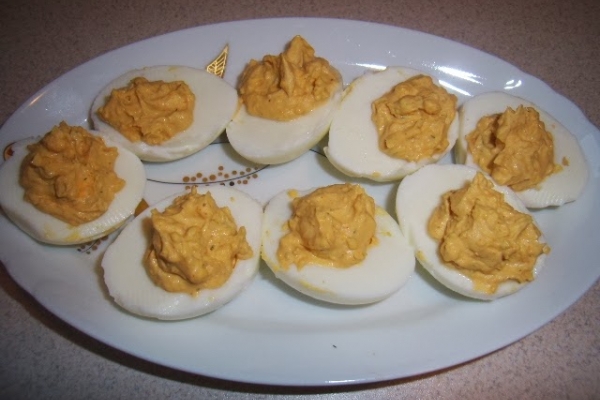 Jajka faszerowane masą z żółtek