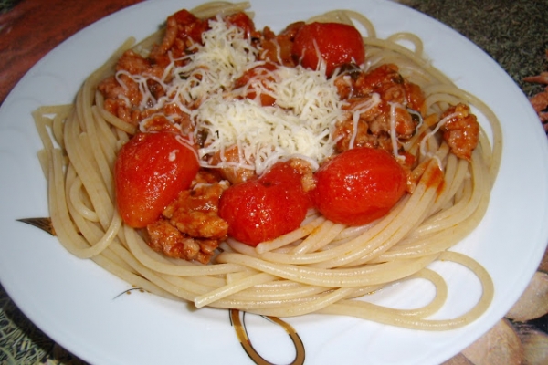 Spaghetti z ziołami i pomidorami