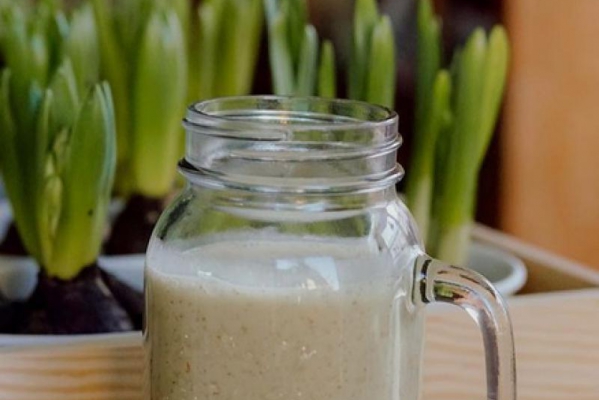 płatki + banan + mango + białko ryżowe + woda kokosowa + siemię lniane