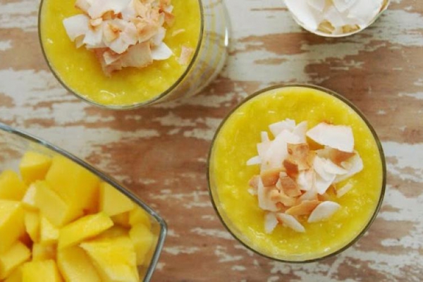 chia + mango + mleko kokosowe + syrop klonowy + płatki kokosowe