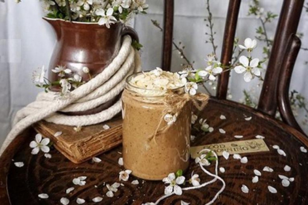 espresso + mleko roślinne + banan + suszone śliwki + płatki migdałowe