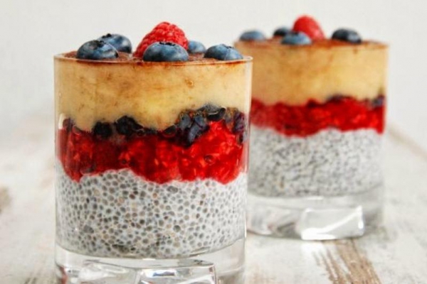 chia + banan + mleko ryżowe + maliny + borówki + kakao