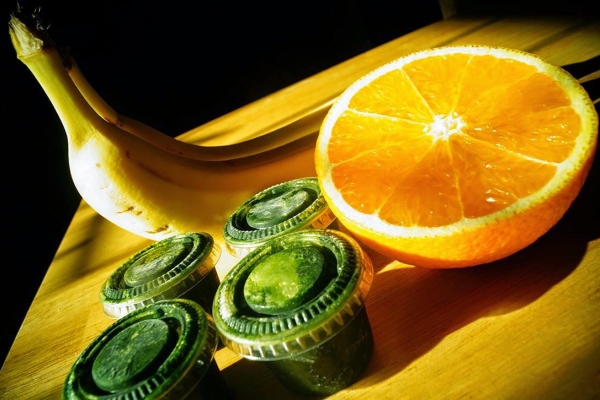 pomarańcza + banan + sok z trawy pszenicznej