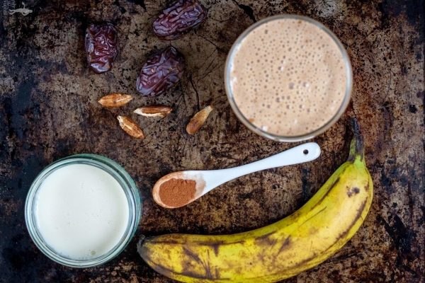 daktyle + banan + mleko migdałowe + ziarna kakaowca