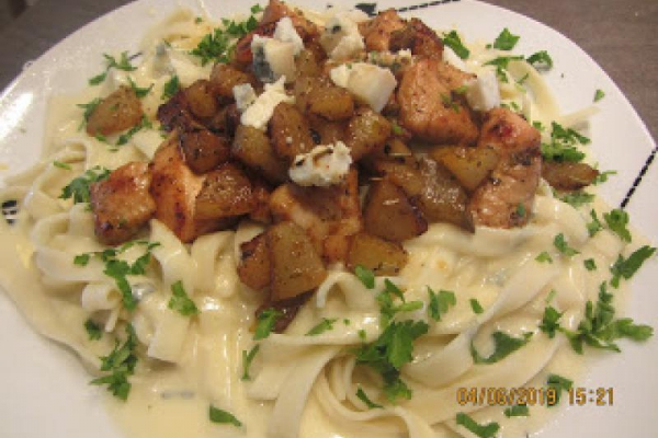 Tagliatelle z gorgonzolą, kurczakiem i gruszką
