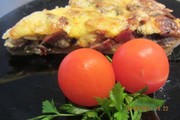 Wytrawna tarta z szynką,salami i pieczarkami