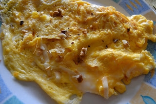 Omlet z oscypkiem i orzechami