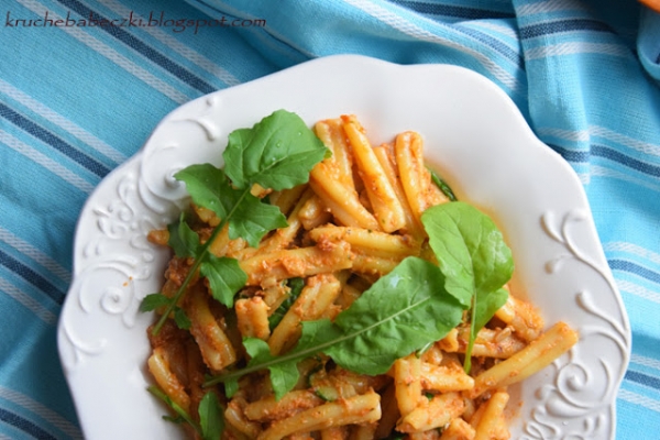Makaron z cukinią i rukolą oraz pesto z pomidorów