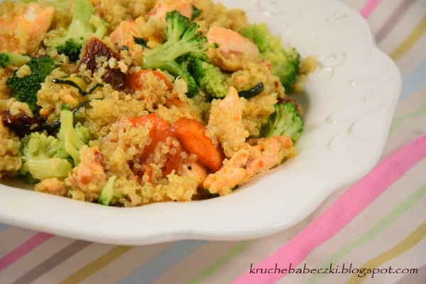 Komosa ryżowa (quinoa) z łososiem i warzywami 