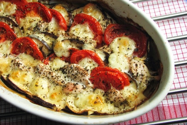 Zapiekany bakłażan, pomidor, kurczak i mozzarella 