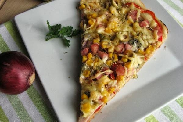 Domowa pizza trzy sery i zielony pomidor ;)