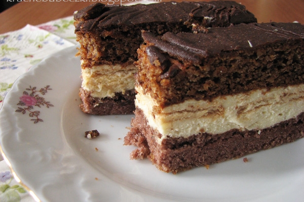 Ciasto kakaowo-orzechowe z masą budyniowo-chałwową 