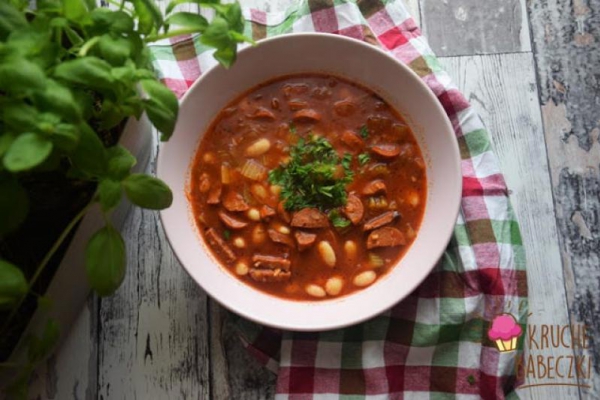 Gulasz z selerem naciowym, fasolką i chorizo