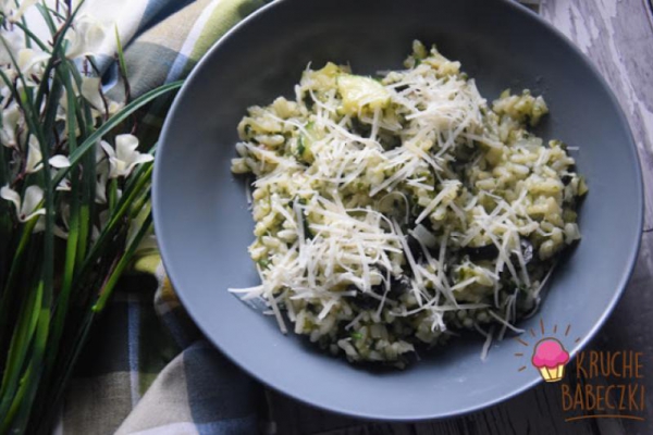 Risotto ze szpinakiem, cukinią i oliwkami