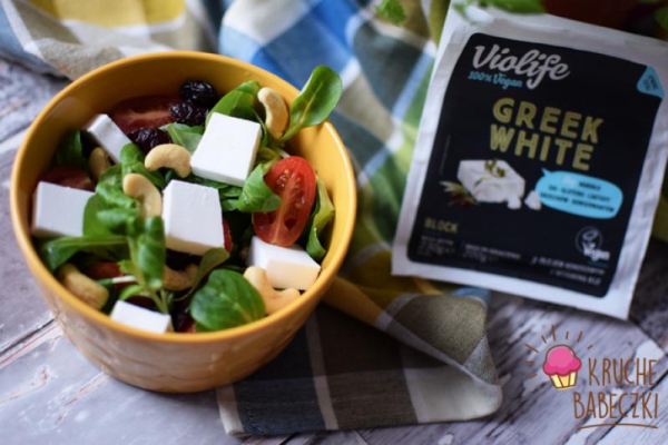 Sałatka z roszponką, żurawiną, orzechami nerkowca, pomidorkami i greek white