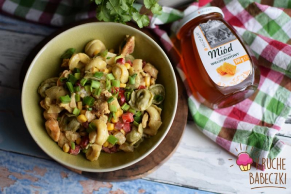 Sałatka z tortellini, kurczakiem i ananasem