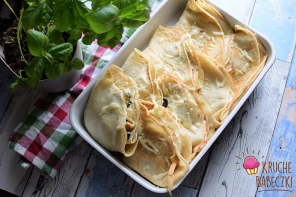 Naleśniki zapiekane z kurczakiem, szpinakiem, cukinią, pomidorem, oliwką i mozzarellą