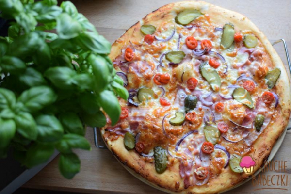 Pizza z boczkiem, ogórkiem kiszonym, cebulką i pomidorem