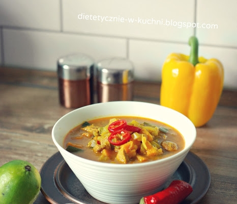Dietetyczna, pikantna zupa curry z kurczakiem