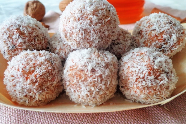 Z cyklu: Dla dzieci - Marchewkowo-kokosowe kuleczki (Ricette per bambini: Bocconcini al cocco e carote)