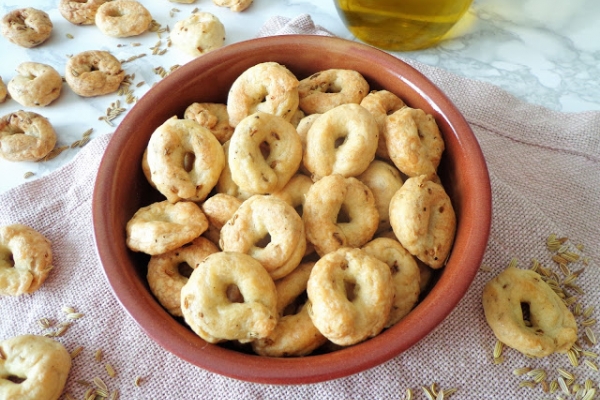 Z cyklu: Domowe pieczywo - Włoskie taralli z nasionami kopru włoskiego (Taralli al vino con semi di finocchio)