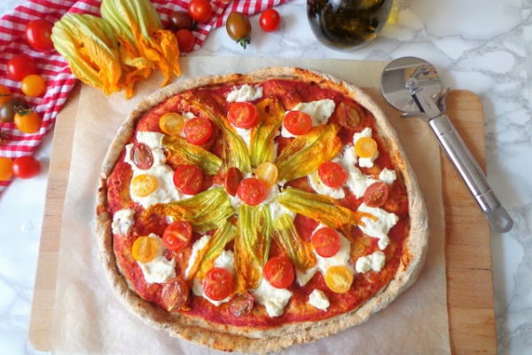 Razowa pizza z ricottą, pomidorkami i kwiatami cukinii (Pizza integrale con ricotta, pomodorini e fiori di zucca)