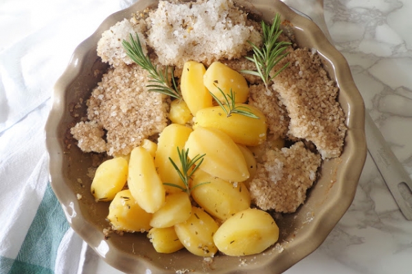 Pieczone ziemniaki w aromatycznej soli (Patate in crosta di sale)