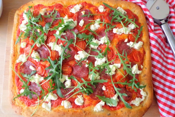 World Pizza Day!!! Pizza na grubym cieście z salami, pomidorkami i ricottą (Pizza alta con salame, pomodorini e rucola)