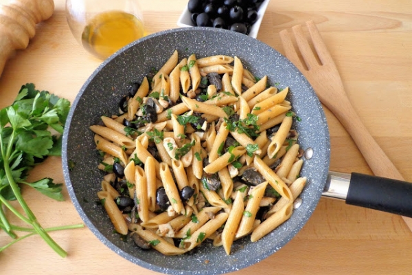 Makaron z makrelą, oliwkami, anchois i kaparami (Pasta con sgombro, olive, acciughe e capperi)