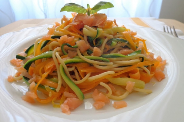 Pasta ze spaghetti z marchewki, cukinii z wędzonym łososiem (Spaghetti con carote, zucchine e salmone affumicato)