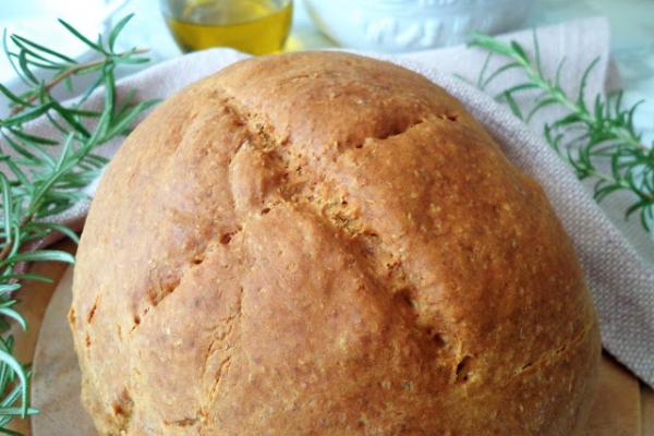 Z cyklu: Domowe pieczywo - Chleb razowy z rozmarynem, bez drożdży (Pane integrale con rosmarino, senza lievito)