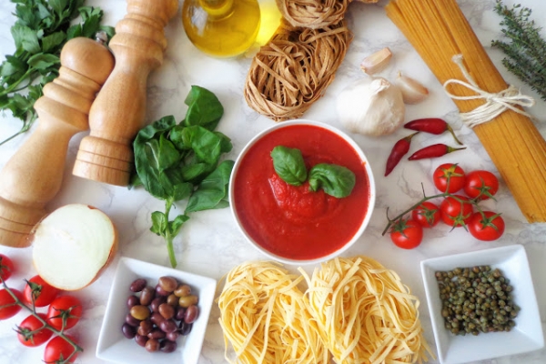 10 przepisów na włoskie sosy do makaronu (10 ricette di sugo al pomodoro)