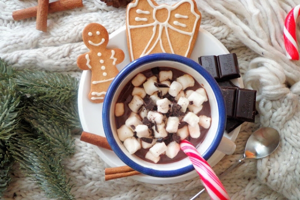 Gorąca czekolada z cynamonem i piankami (Cioccolata calda con cannella e marshmallow)