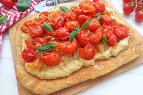 Pizza z hummusem, karmelizowaną cebulką i chutney z pomidorków (Pizza con hummus, cipolle caramellate e chutney di pomodorini)