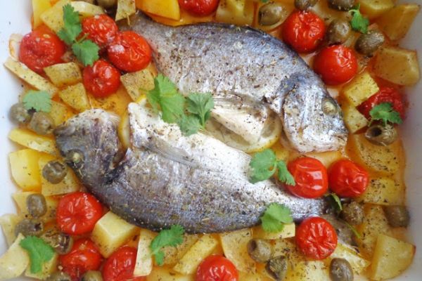 Pieczona dorada z ziemniakami, pomidorkami i oliwkami (Orata al forno con patate, pomodorini e olive)