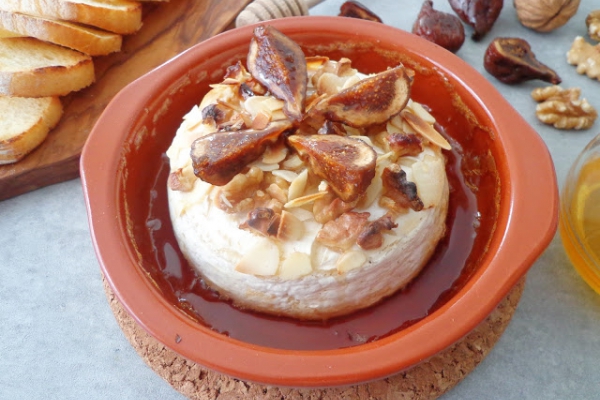 Pieczony camembert z orzechami, migdałami i figami (Camembert al forno con frutta secca)